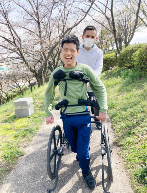 お花見イベント　桜の木　桜の花びら　屋内でお花見　キャンプスペース　リラックス　看護師　理学療法士　作業療法士　言語聴覚士　児童指導員　保育士