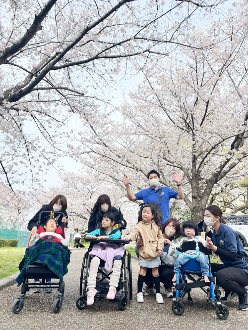 お花見イベント　桜の木　桜の花びら　屋内でお花見　キャンプスペース　リラックス　看護師　理学療法士　作業療法士　言語聴覚士　児童指導員　保育士