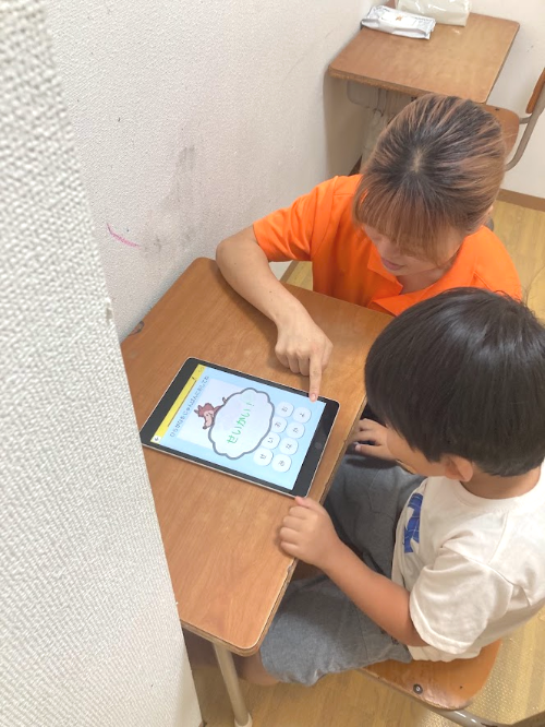 専門職の関わり　理学療法士　保育士　児童指導員　作業療法士　言語聴覚士　児童発達支援　放課後等デイサービス　保育所等訪問支援　チームで育てる　専門職