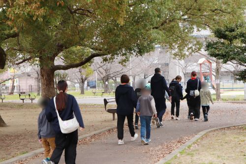 大阪府　大阪　東大阪市　東大阪　PARC　PARCひがしおおさか　集団療育　放デイ　放課後等デイサービス　金岡公園　公園　遠足　散歩　長瀬川　お菓子　菓子　ピクニック　遊具　ドッジボール　鬼ごっこ