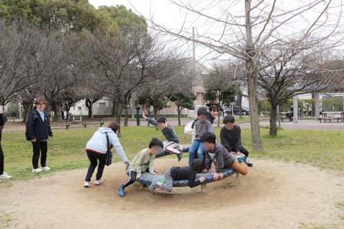 大阪府　大阪　東大阪市　東大阪　PARC　PARCひがしおおさか　集団療育　放デイ　放課後等デイサービス　金岡公園　公園　遠足　散歩　長瀬川　お菓子　菓子　ピクニック　遊具　ドッジボール　鬼ごっこ