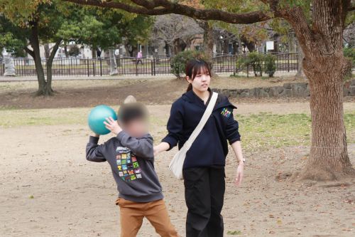 大阪府　大阪　東大阪市　東大阪　PARC　PARCひがしおおさか　集団療育　放デイ　放課後等デイサービス　金岡公園　公園　遠足　散歩　長瀬川　お菓子　菓子　ピクニック　遊具　ドッジボール　鬼ごっこ