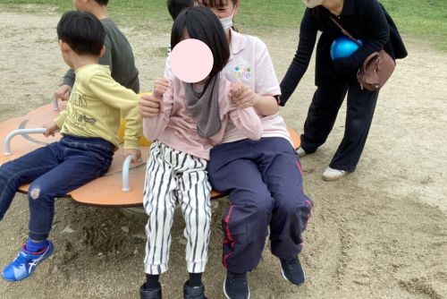 PARCウィル交野　大阪府交野市　交野市　交野　車塚公園　公園　外出　散歩　桜　滑り台　ブランコ　遊具　療育　集団療育　遊び　重症心身障害　保育士　児童指導員　児童発達支援管理責任者　療法士　看護師
