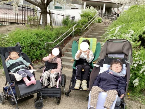 PARCウィル交野　大阪府交野市　交野市　交野　車塚公園　公園　外出　散歩　桜　滑り台　ブランコ　遊具　療育　集団療育　遊び　重症心身障害　保育士　児童指導員　児童発達支援管理責任者　療法士　看護師