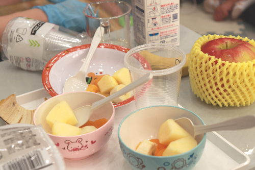 ミックスジュース作り フルーツに触れる フルーツ エプロンシアター 五感を楽しむ 五感 聴覚 味覚 触覚 視覚 嗅覚 重症心身障害児 医療的ケア児 児童発達支援 放課後等デイサービス 看護師 理学療法士 作業療法士 言語聴覚士 児童指導員 保育士