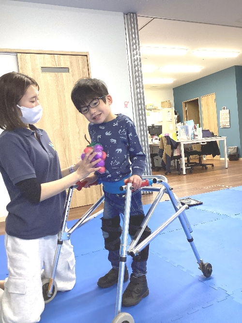 発達支援での療法士の関わり　療育の仕方　療育とは　自立した生活　発達障害　知的障害　コミュニケーション練習　感覚統合　姿勢　歩行サポート　理学療法士　作業療法士　言語聴覚士　発達障害児　重症心身障害児　医療的ケア児　看護師　保育士　児童指導員