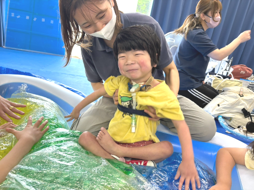 室内水遊び　室内プール　屋外水遊び　屋外プール　水鉄砲　夏の暑さ　伏見区　京都市伏見区　児童発達支援　放課後等デイサービス　保育士　児童指導員　理学療法士　作業療法士　言語聴覚士　看護師